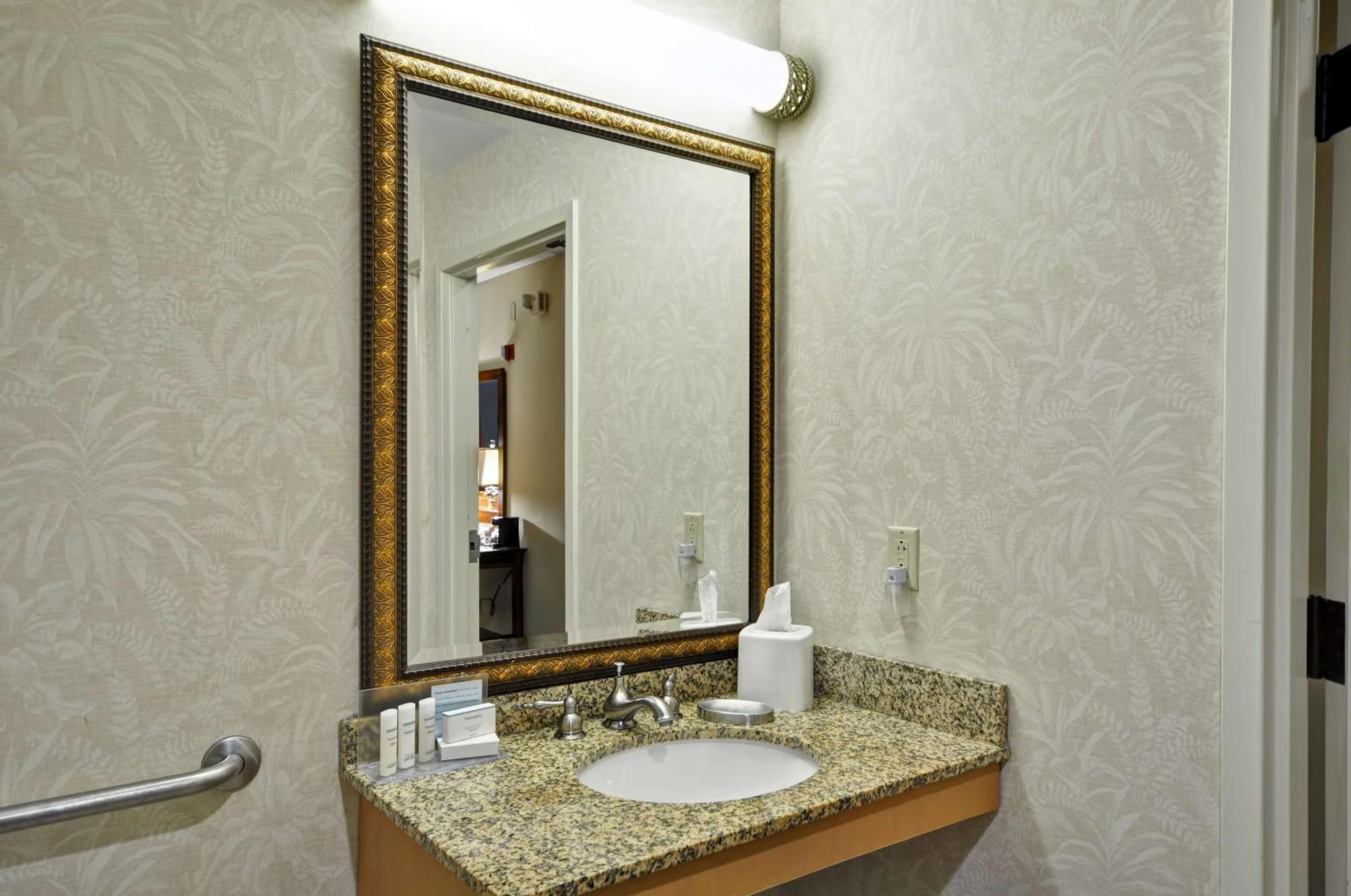 Hampton Inn&suites Charleston/mt. Pleasant-isle Of Palms 3*